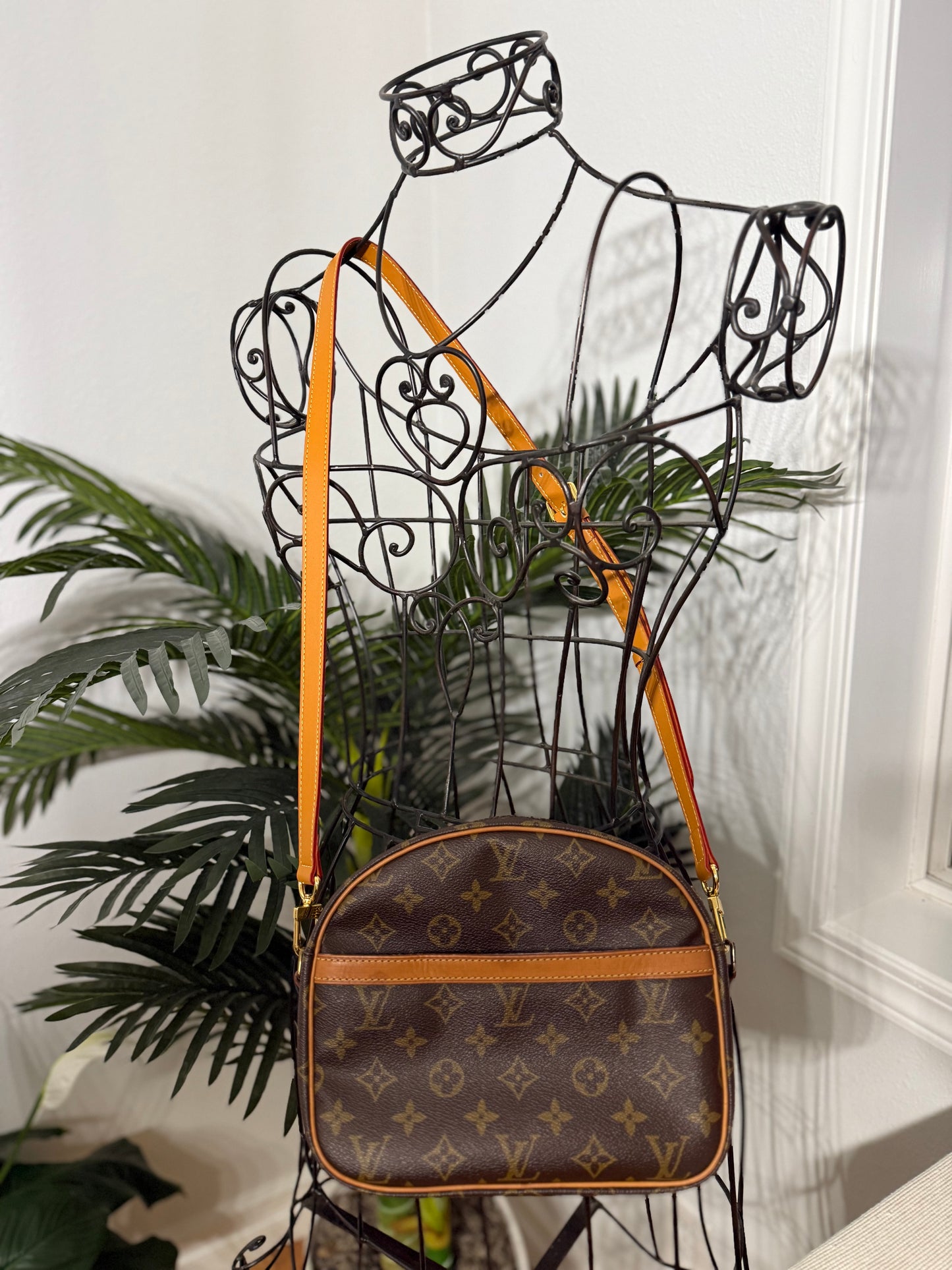 Authentic Preloved Vintage 1990’s LV Sac Senlis