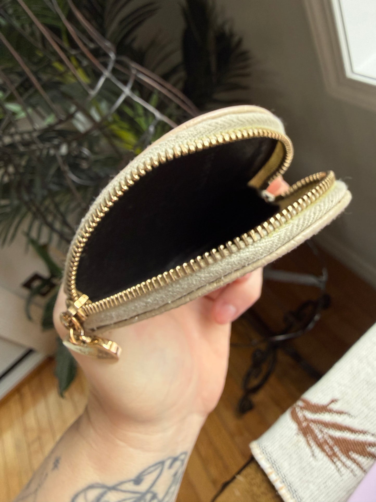Authentic Preloved Luxury Gucci Supreme Heart Zippy