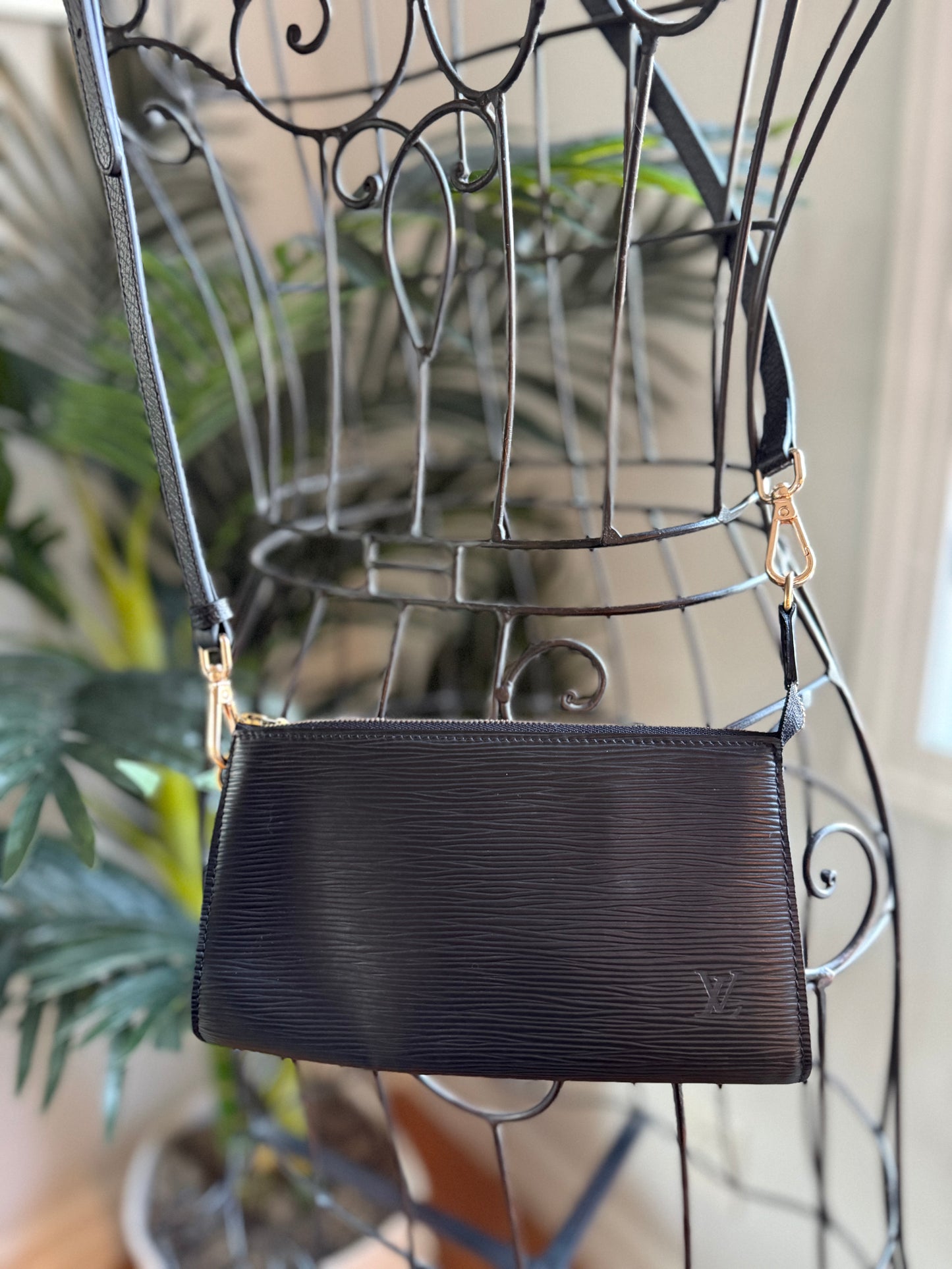 Preloved Authentic LV Pochette in black epi leather