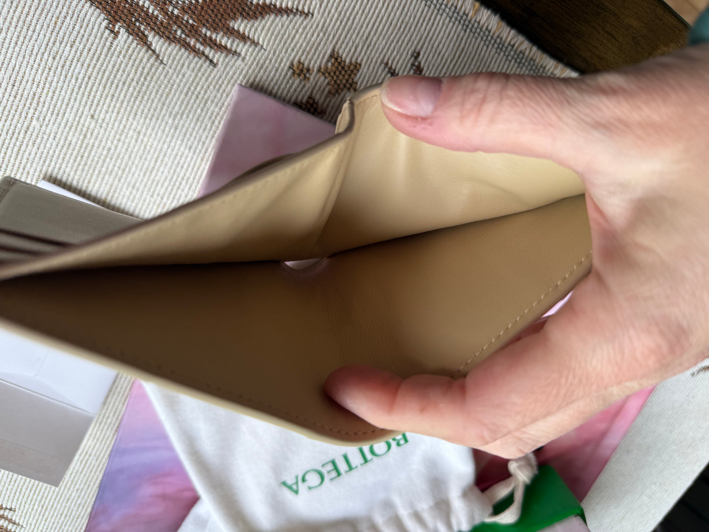 Cream Cassete Bifold Authentic Preloved Bottega Veneta Wallet