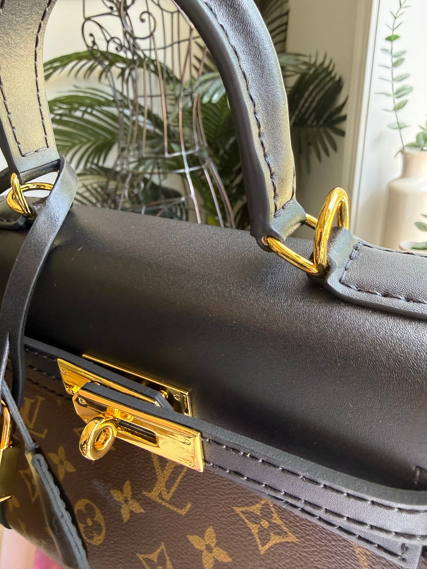 *Preorder* SWELLY Black Handbag