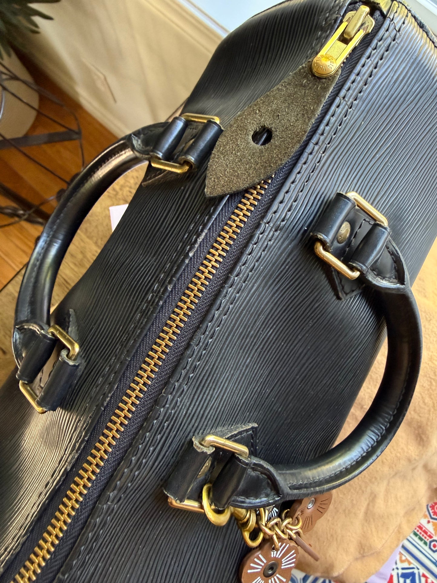 Preloved Authentic Vintage Black Epi  LV Speedy 25
