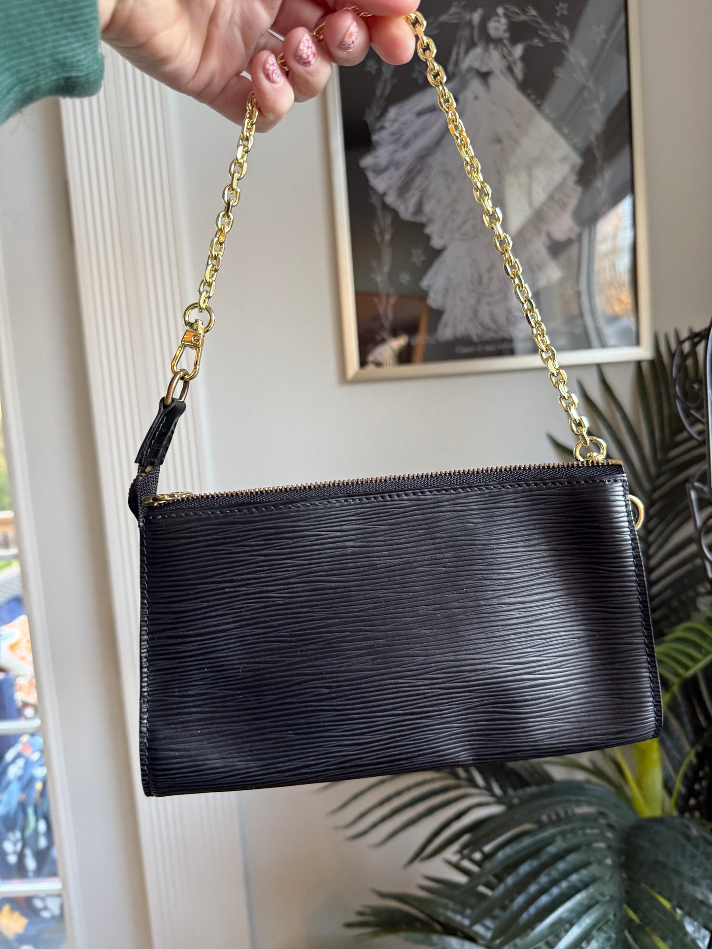 Preloved Authentic LV Pochette in black epi leather