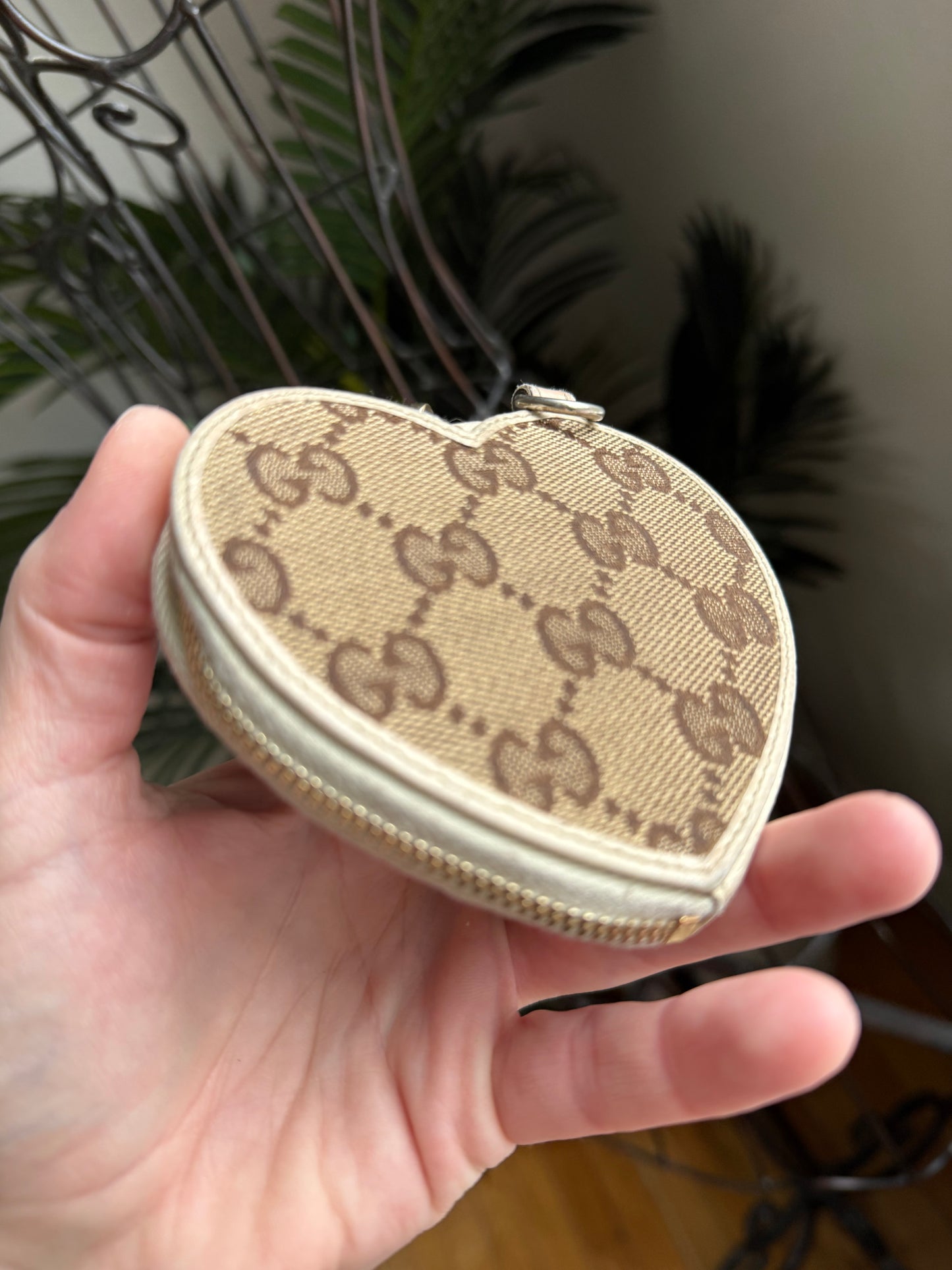 Authentic Preloved Luxury Gucci Supreme Heart Zippy