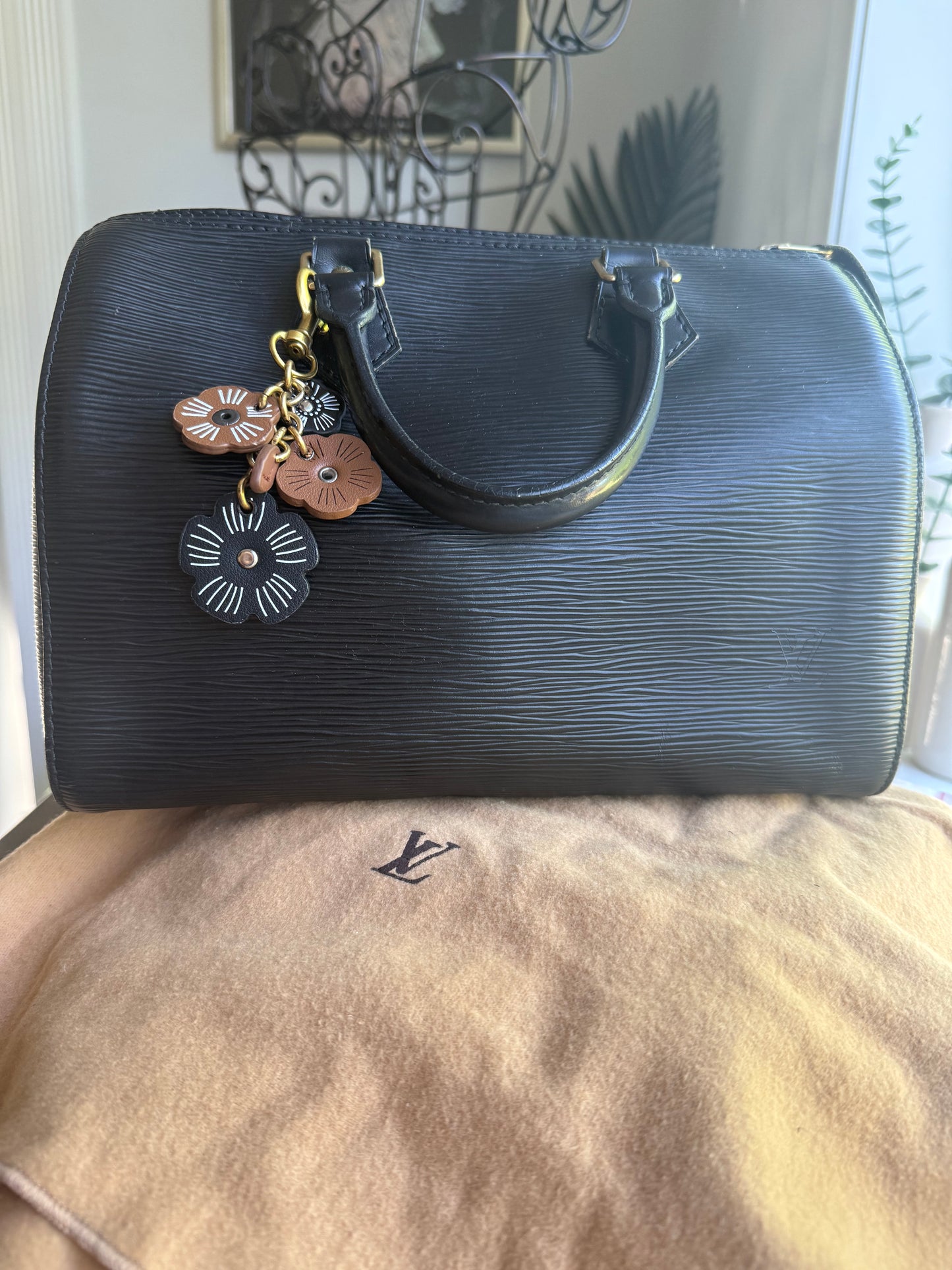 Preloved Authentic Vintage Black Epi  LV Speedy 25