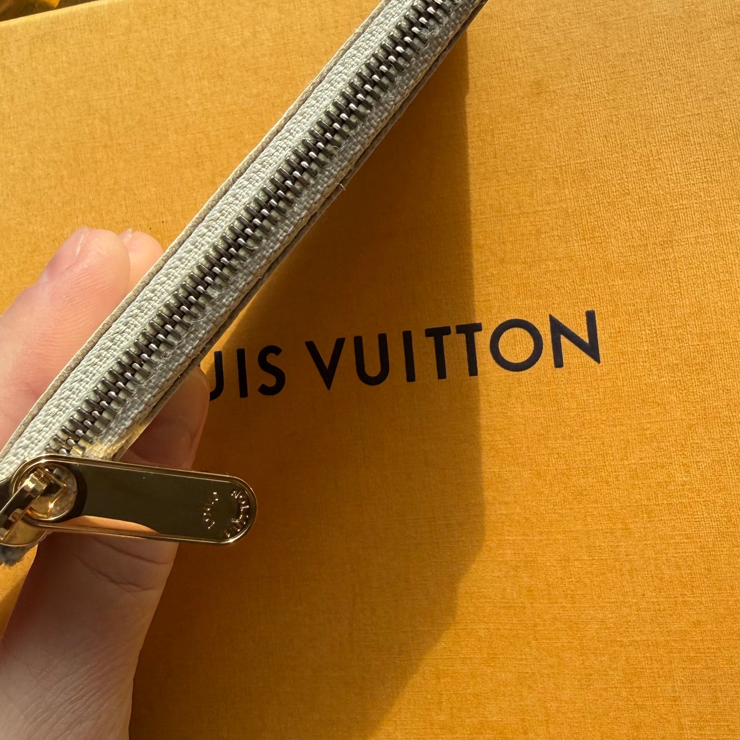 Authentic Preloved Vintage LV x Murakami White Multicolore Key Cles
