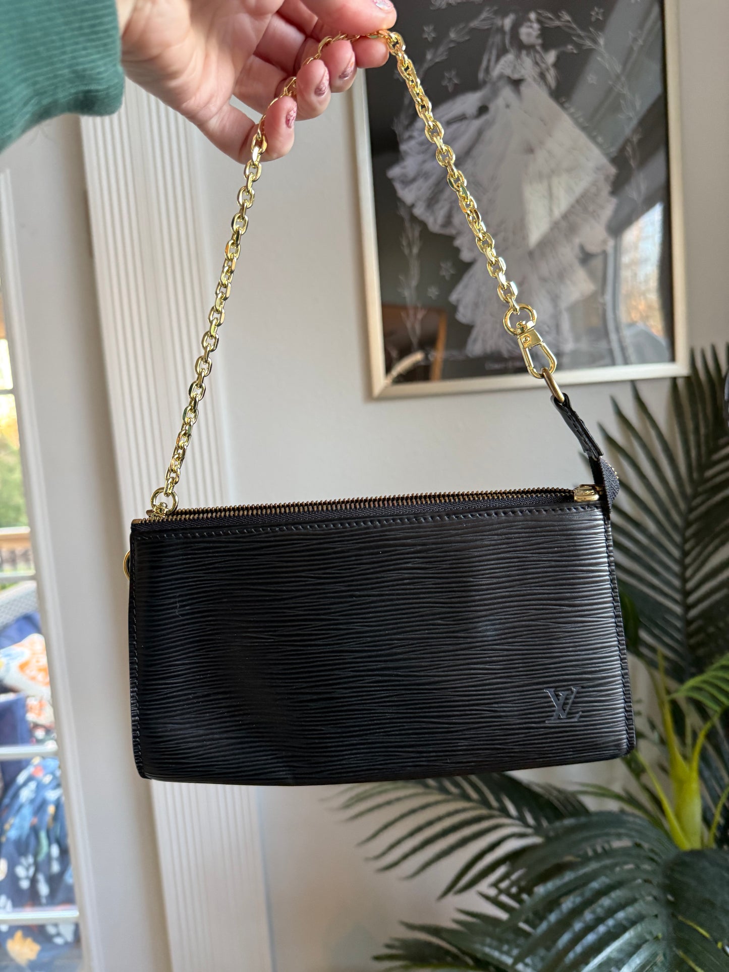 Preloved Authentic LV Pochette in black epi leather