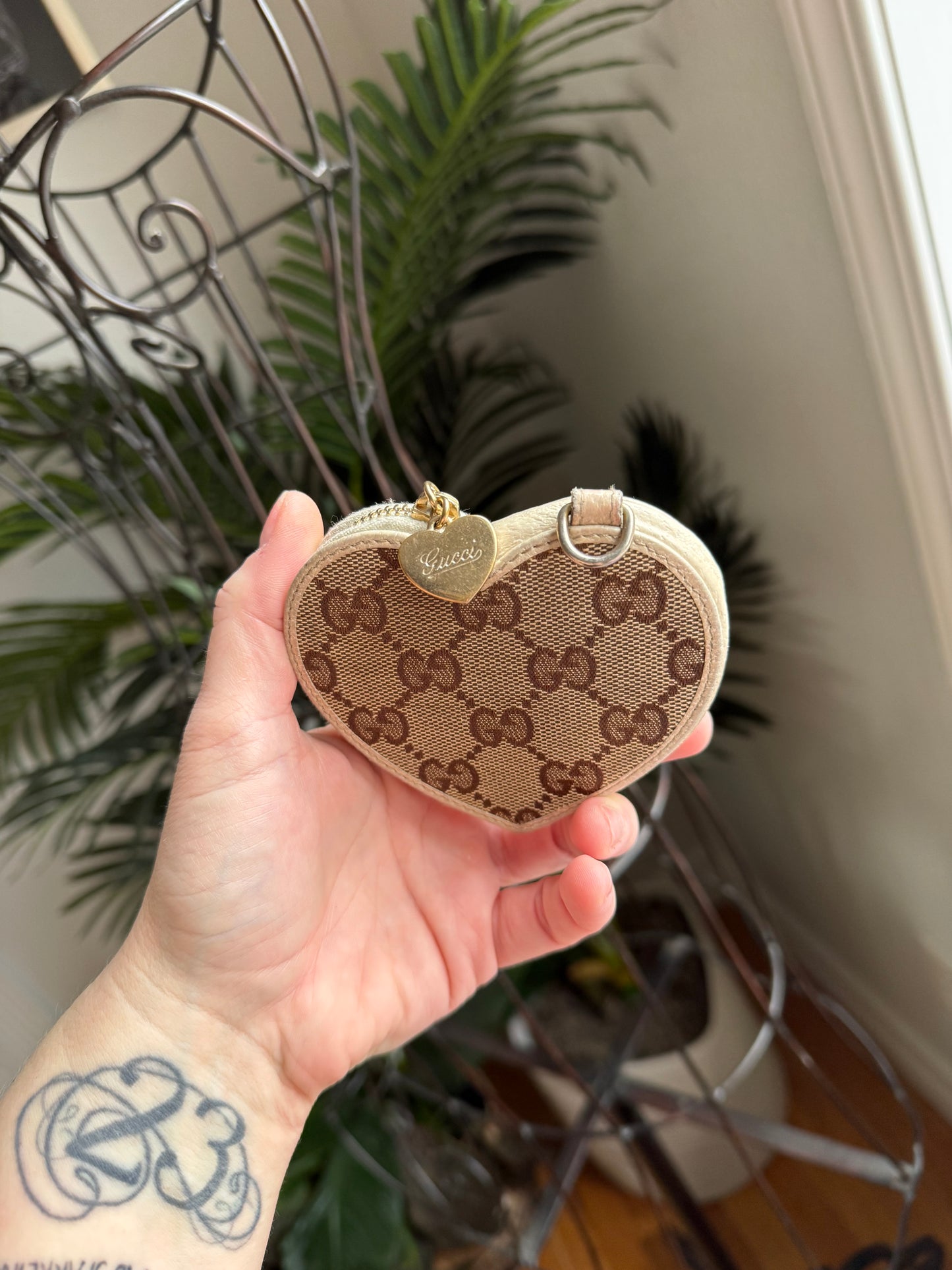 Authentic Preloved Luxury Gucci Supreme Heart Zippy