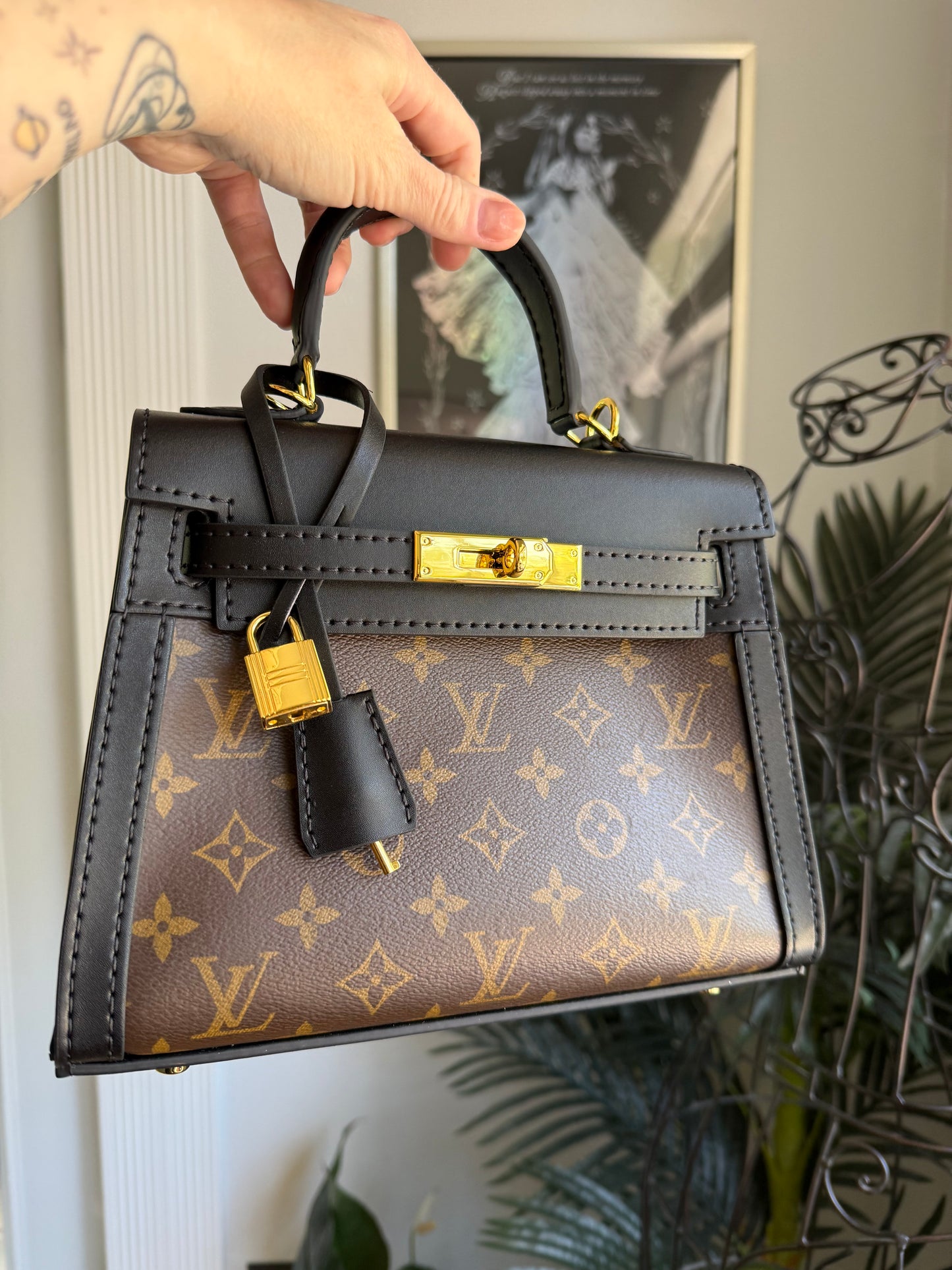 *Preorder* SWELLY Black Handbag