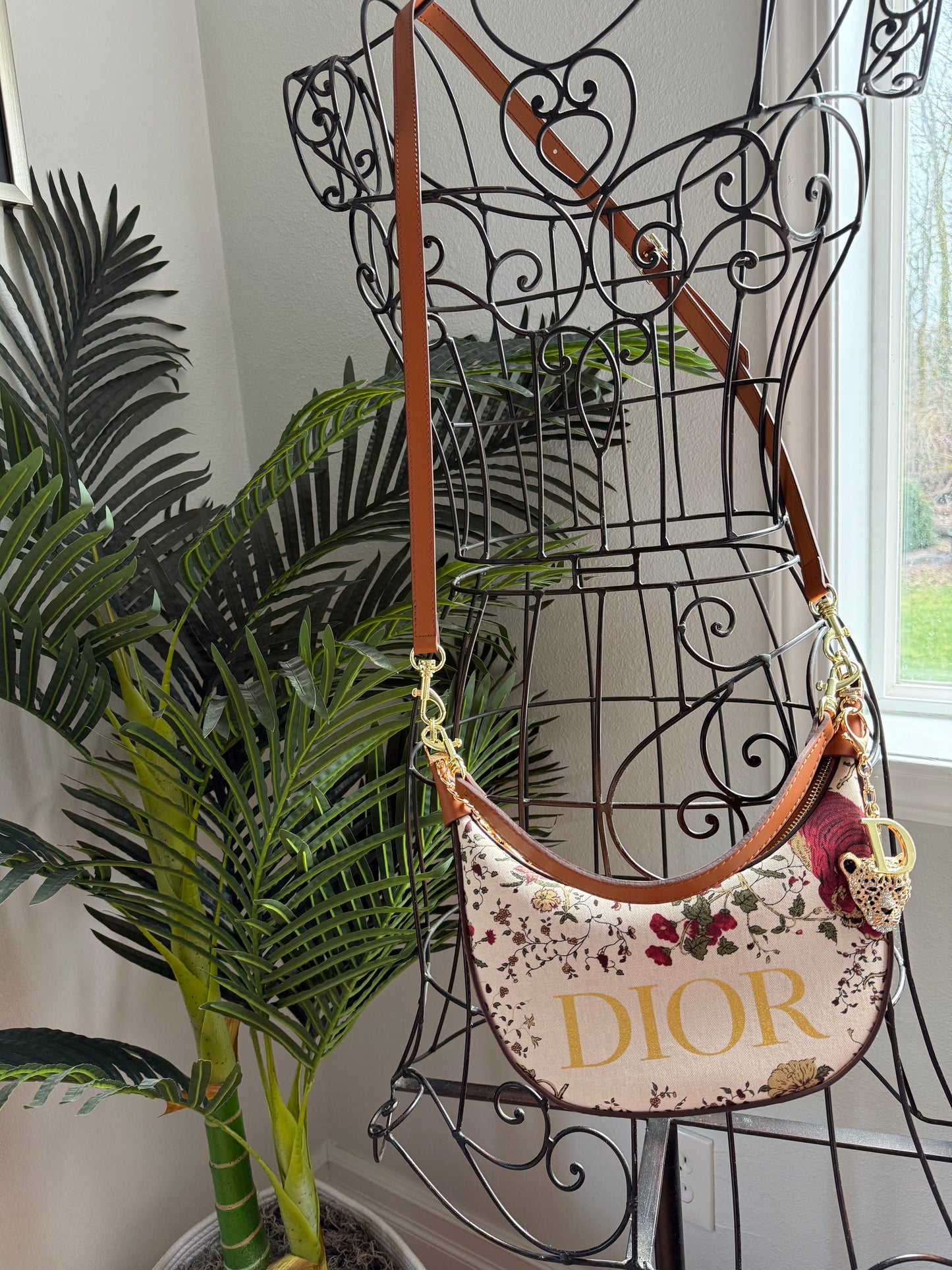 { LONDON } Handmade leather + DI OR vip tote Crescent Shoulder Bag