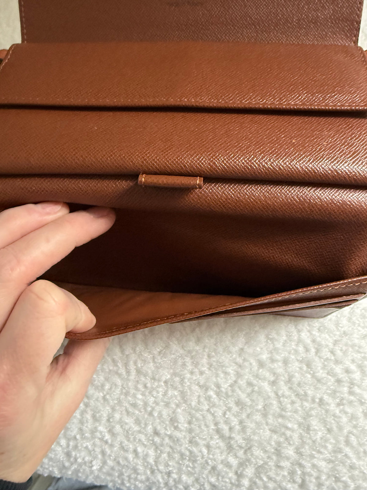 Authentic Preloved LV International Wallet on Chain Handpainted Glow